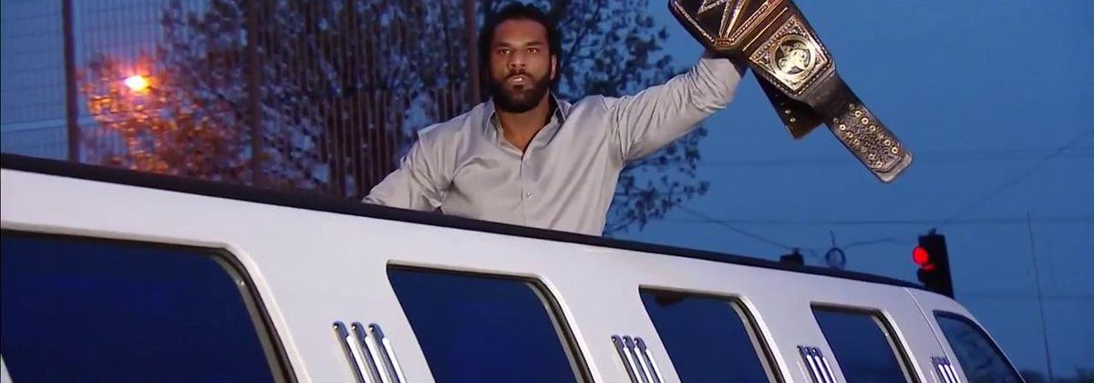 Jinder-Mahal-steals-the-WWE-Championship-belt-from-Randy-Orton