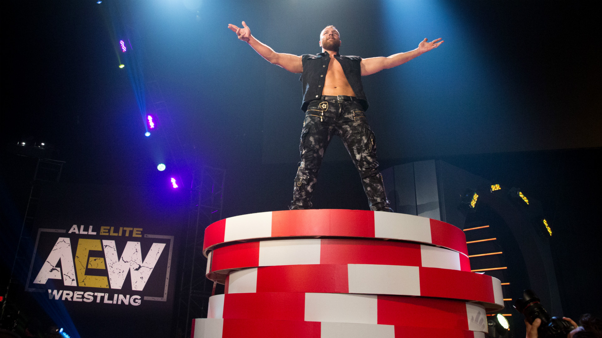 jon-moxley-all-elite-wrestling-052619-ftr_524hiigxneob1a257378451uz