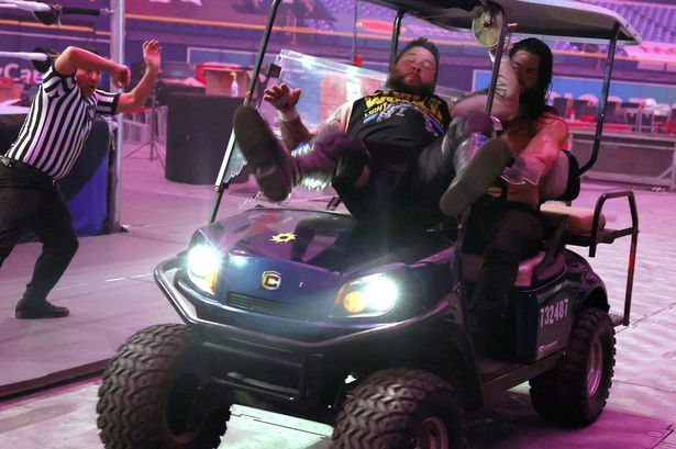 0_Roman-Reigns-Kevin-Owens-car