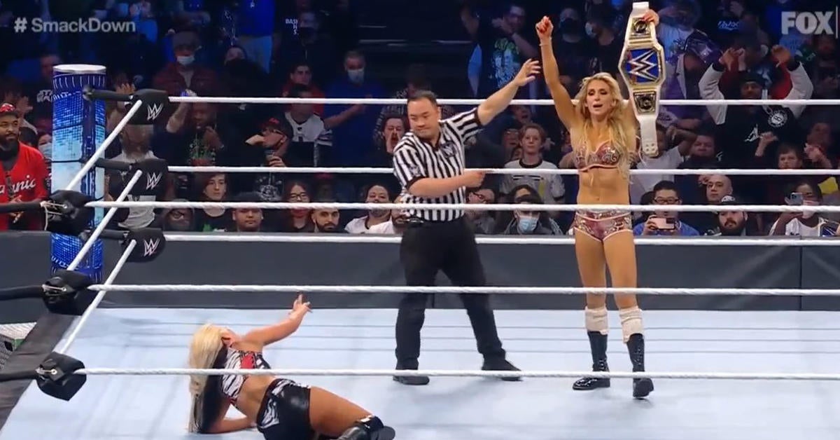 wwe-charlotte-flair-retains