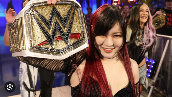 Iyo Sky celebruje zdobycie mistrzostwo świata kobiet WWE