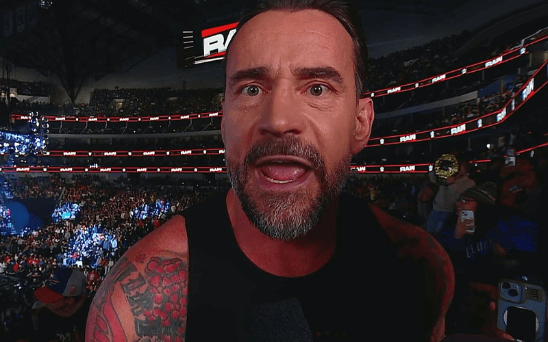 cm-punk-threatens-to-throw-hulk-hogan-over-the-top-rope-if-he-enters-royal-rumble-55