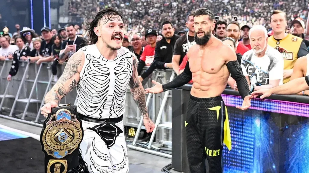 Dominik Mysterio wracający do ringu w celu celebracji po zwycięstwie mistrzostwa Intercontinental na Wrestlemanii 41