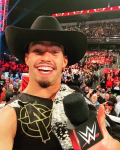 Austin Theory z czapeczkom