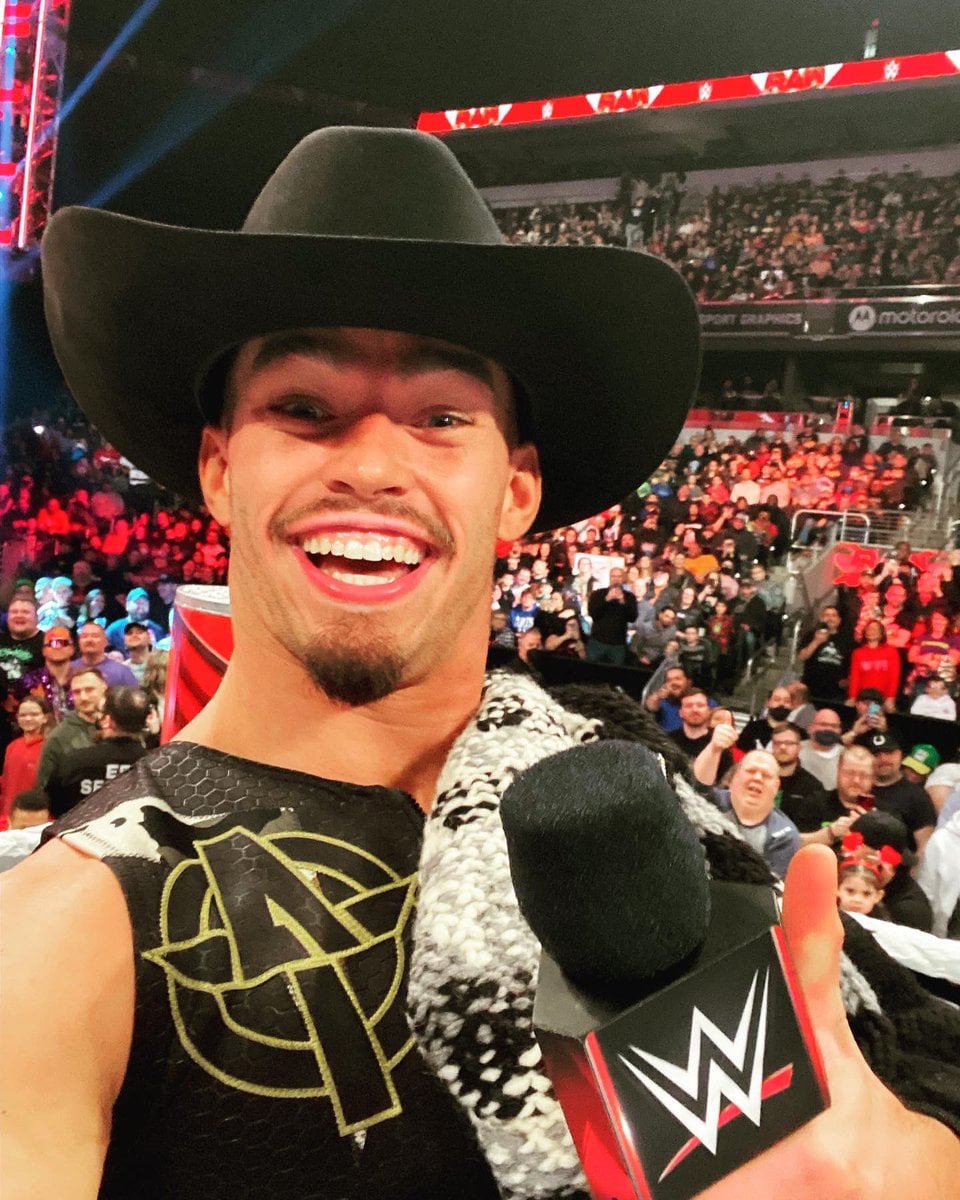 Austin Theory z czapeczkom