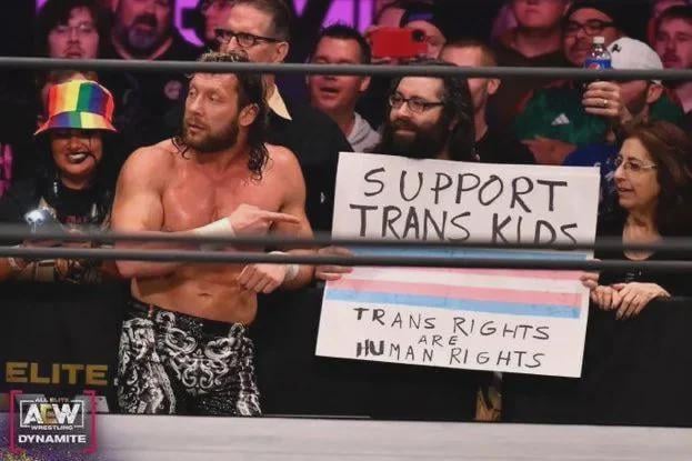 trans-flags-in-audience-v0-3rowtospt7ye1